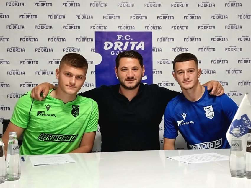 Drita nënshkruan kontrata profesionale me dy talentet!