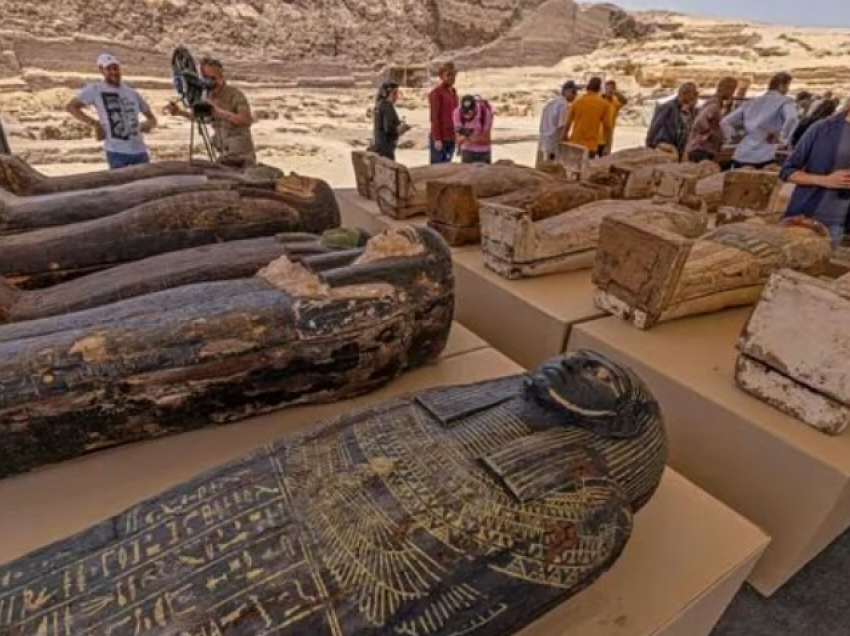 Egjipti zbulon thesar mumjesh e statujash në varrezën e lashtë pranë Kairos
