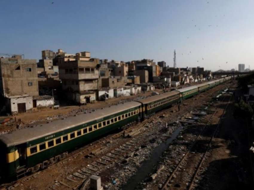 Indinjatë në Pakistan pasi një grua u përdhunua nga tre burra në tren
