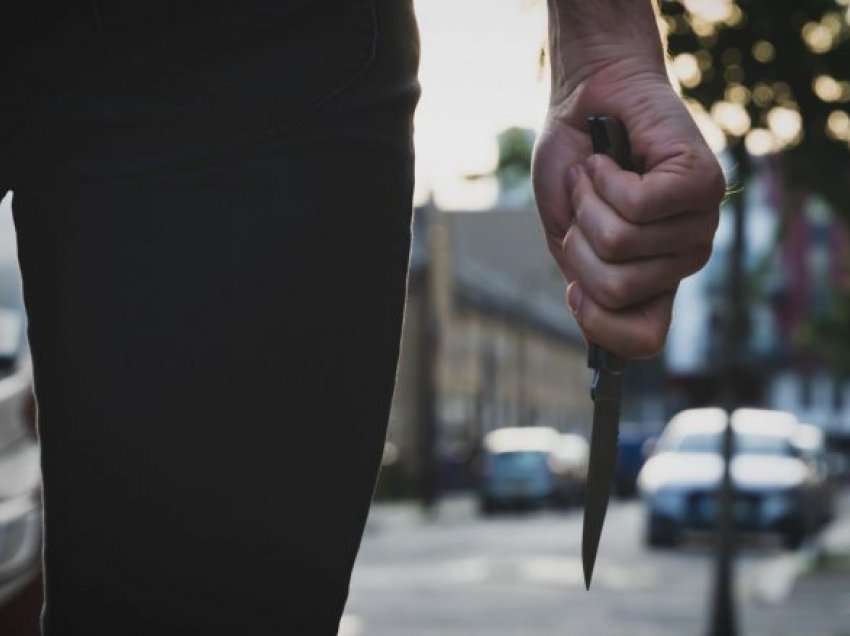 Theret me thikë një person në Deçan, detaje nga policia
