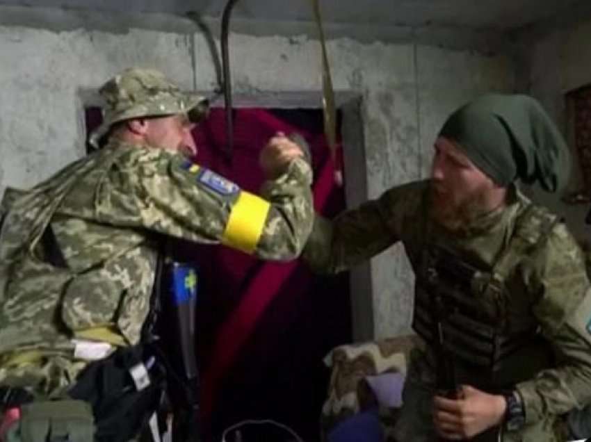 Duke luftuar agresorin rus ushtarët ukrainas i gëzohen golave të Ukrainës kundër Skocisë