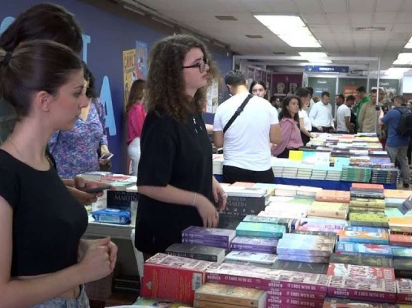 Mbi 100 botues pjesë e panairit të librit në Prishtinë