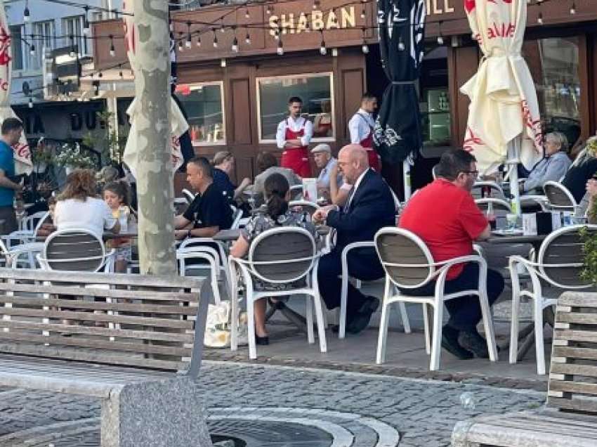 Ambasadori amerikan me bashkëshorte hanë qebapa në shesh, qytetari: Çfarë shembulli i mirë