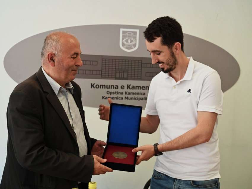 Komuna e Kamenicës e nderon solemnisht pensionimin e intelektualit Sabri Morina