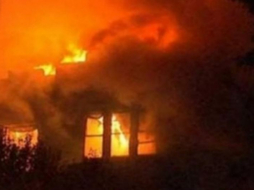 Flakët e zjarrit përfshijnë një banesë në Radhimë