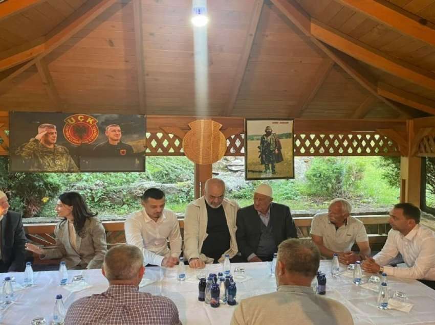 Rama viziton familjen e ish-presidentit Hashim Thaçi