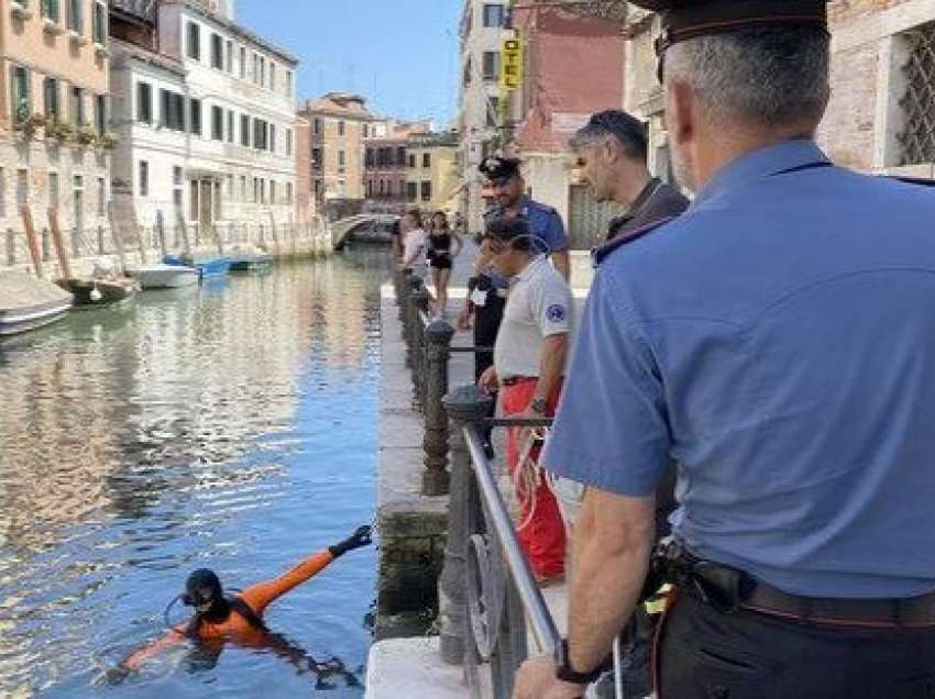 Sherr mes trafikantëve shqiptar të drogës në Venezia, njëri hidhet në kanal për t’i shpëtuar goditjeve me thikë