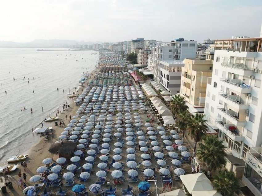 Plazhet e Durrësit plotë me pushues dhe mushkonja