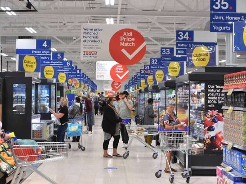 Refuzon t’i rrisë çmimet, rrjeti më i madh i supermarketeve britanike mbetet pa disa produkte 