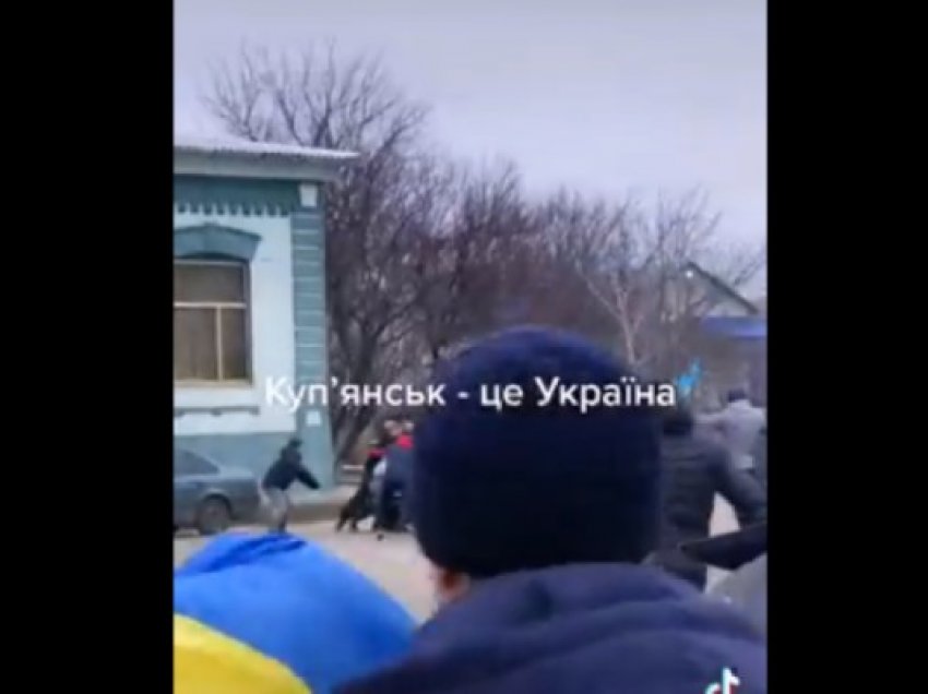 ​Qytetarët e Kupiansk mundohen ta ndalin me duar automjetin ushtarak rus