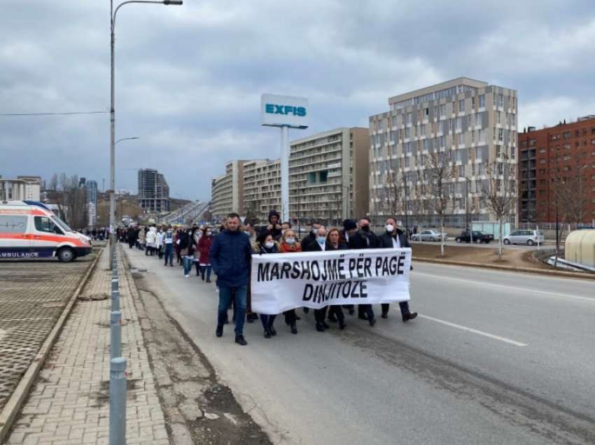 Infermierët kërkojnë pagë dinjitoze, marshojnë nëpër rrugët e Prishtinës