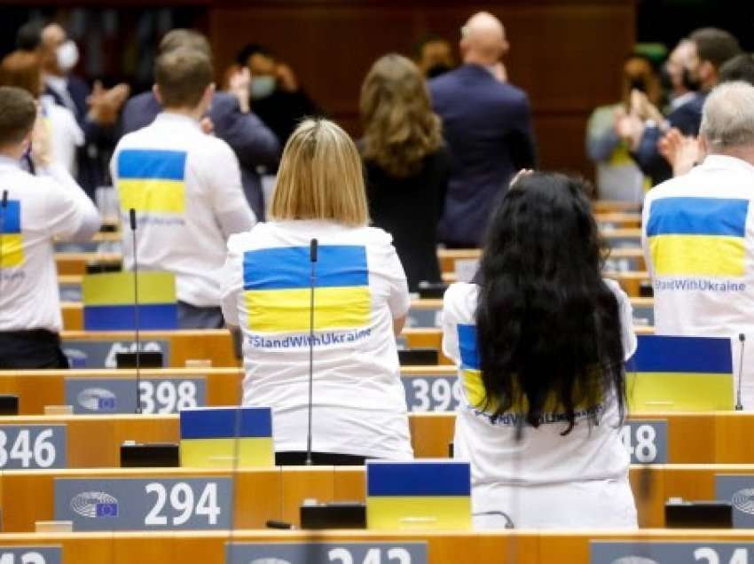 ​PE dënon agresionin rus dhe mbështet rrugën evropiane të Ukrainës