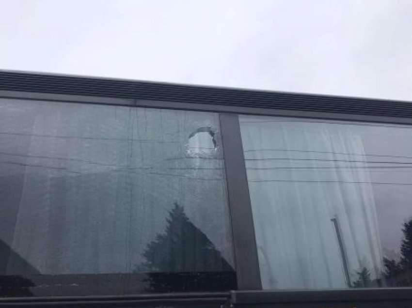 Autobusi i Llapit u sulmua me gurë në Therandë