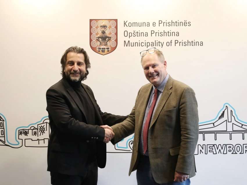 I shpetoi mrekullisht plumbit gjatë raportimit në Kosovë më 1999, Rama i dhuron simbolin e Prishtinës gazetarit britanik￼