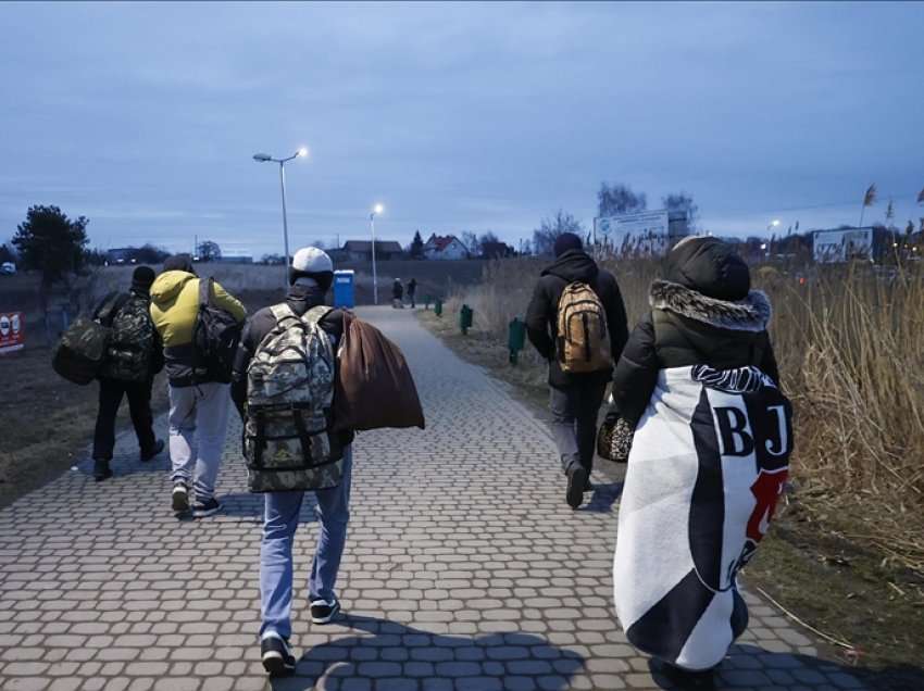 Mijëra refugjatë ukrainas vazhdojnë të vërshojnë drejt Polonisë