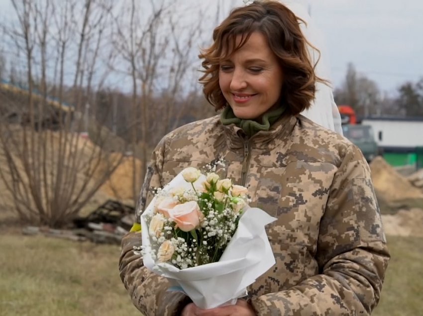 Flet ushtarja ukrainase që u bë nuse në luftë 