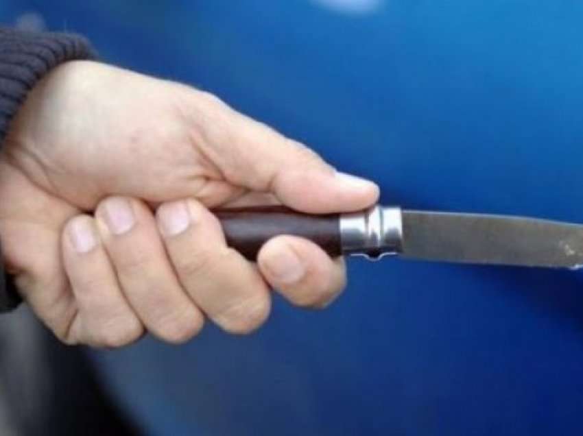Publikohen pamjet, pronari i një restoranti në Sarandë e ndjek me thikë klientin