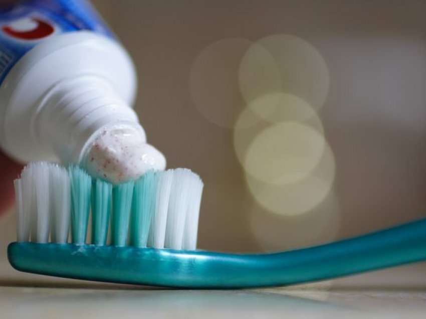 Ka një detaj të rëndësishëm që duhet të shihni kur blini pastën e dhëmbëve!