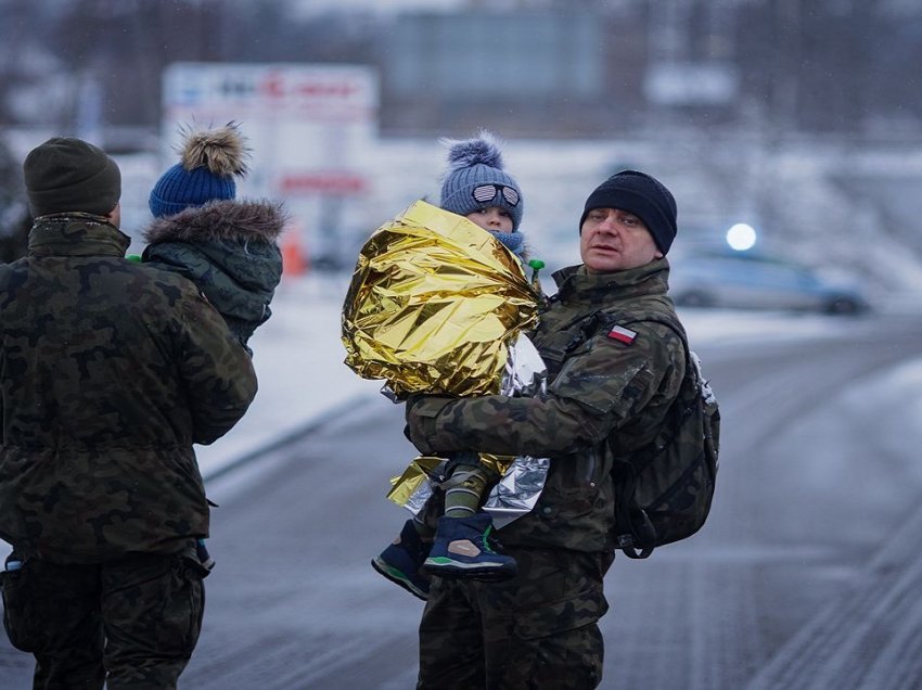 Pamjet prekëse/ Të shkatërruar, mes dëborës dhe të ftohtit, ukrainasit lënë pas gjithçka