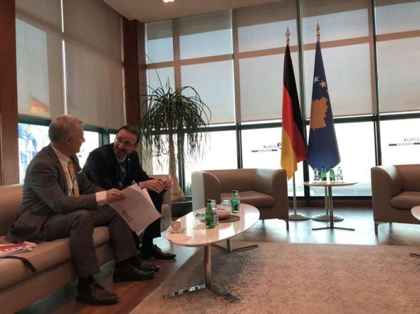 Ambasadori gjerman në Kosovë i bën pritjen karakteristike shefes së tij nga Gjermania