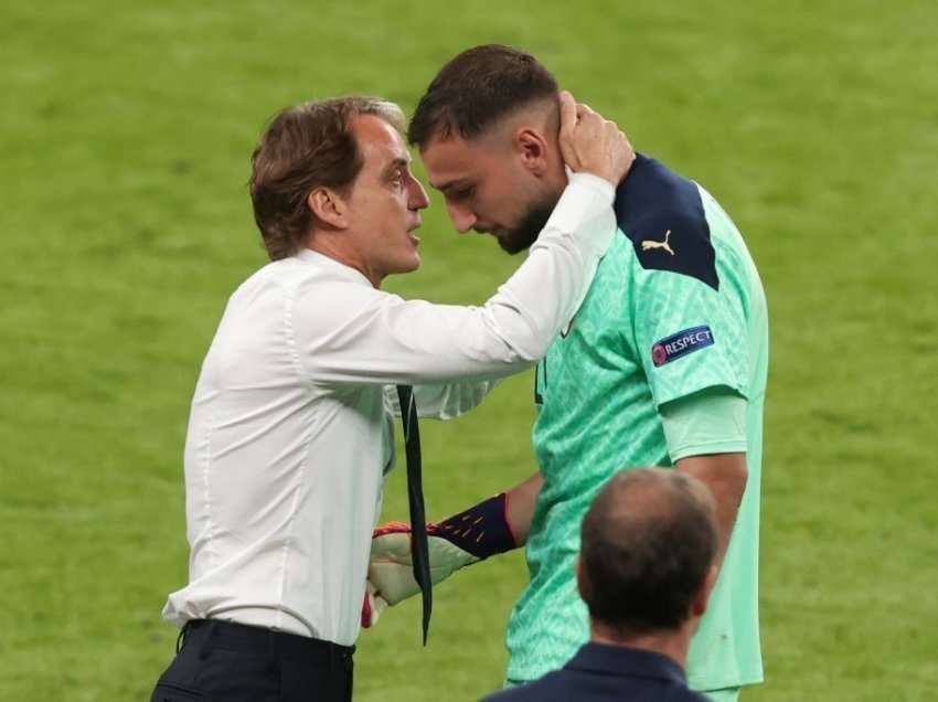 Mancini i del në mbrojtje portierit italian