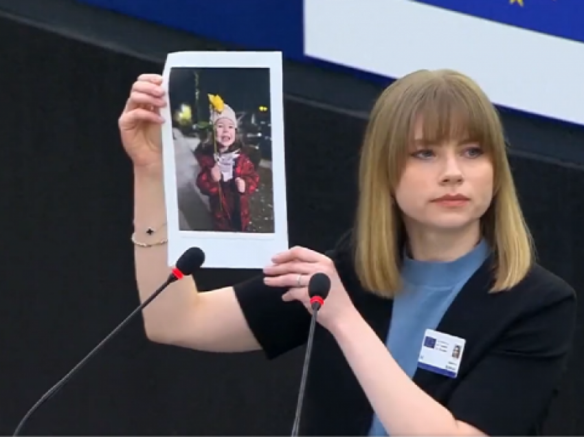 Refugjatja nga Ukraina para syve të botës jep një mesazh të fuqishëm me fotografinë e vajzës
