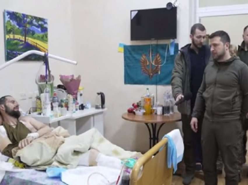 ​Zelensky viziton ushtarët e plagosur ukrainas