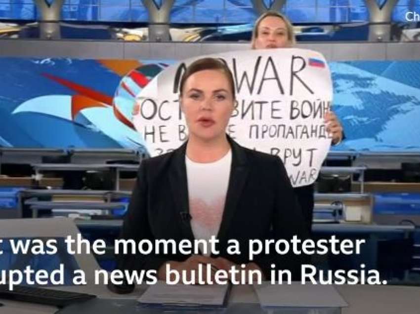 “Ata po ju gënjejnë”/ Protestuesja ndërpret transmetimin kryesor të lajmeve të mbrëmjes në Rusi