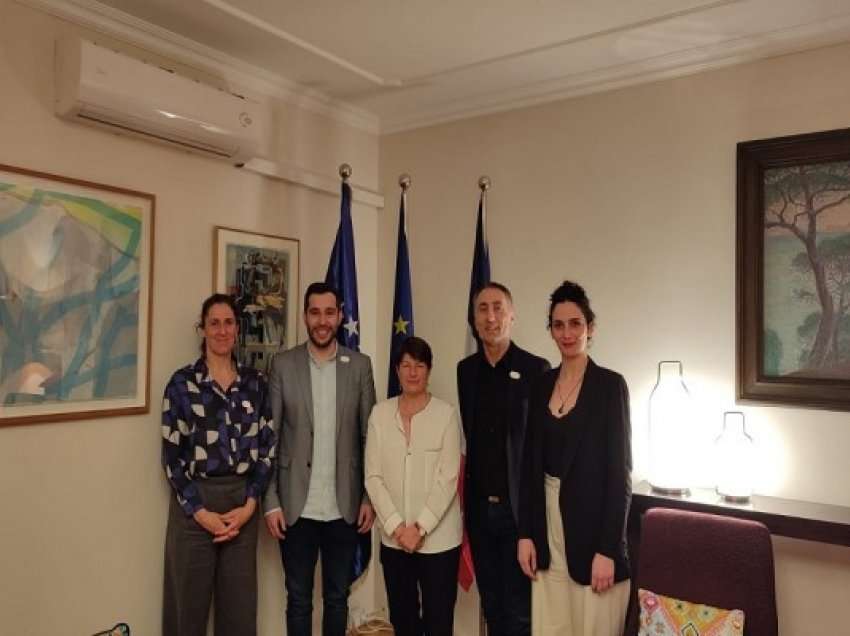 Ambasadorja e Francës në Prishtinë Marie-Christine Butel pret në takim krerët e KOK-ut