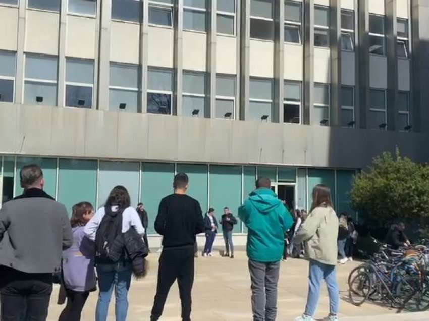 Studentët protestojnë, thirrje me megafon për t’u organizuar si në 2018