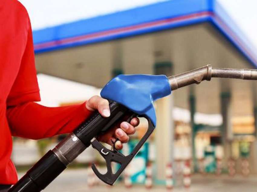 Një person mbush veturën me naftë dhe paguan me 100 euro false
