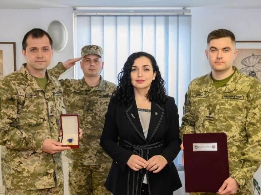 ​Osmani dekoron kontingjentin ukrainas të KFOR-it me Medaljen Presidenciale Ushtarake