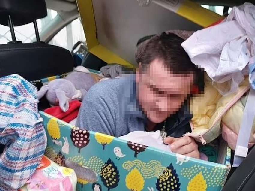 Një burrë i fshehur në kuti rrobash për fëmijë, kapet duke ikur nga Ukraina