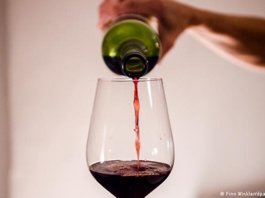 Verifikim faktesh: Sa e dëmshme është një gotë verë në ditë? 