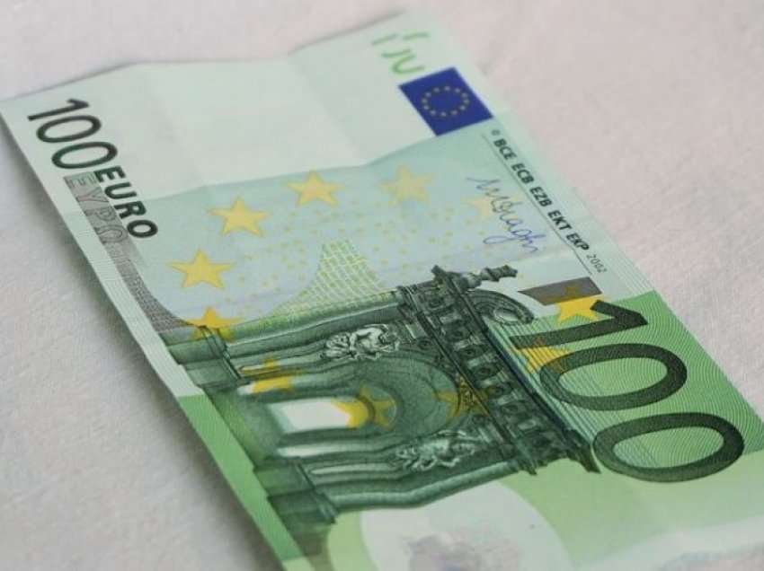 Furnizoi veturën me derivate duke përdorur 100 euro false, arrestohet i dyshuari në Vushtrri