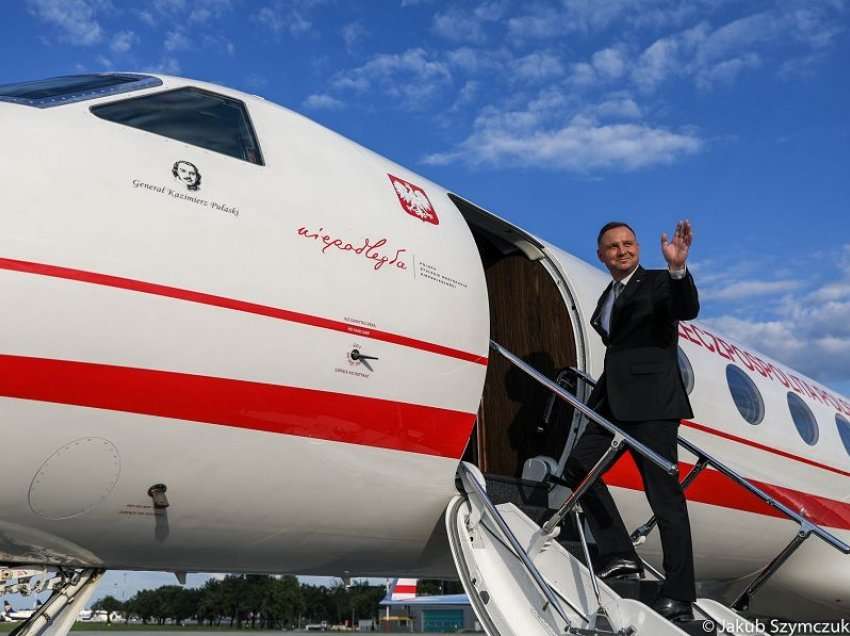 Avioni me presidentin polak u detyrua të bënte ulje emergjente gjatë rrugës për takimin me Biden 