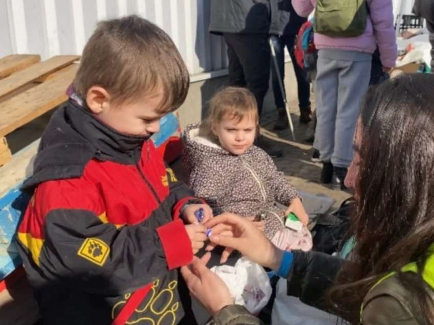Vullnetarë nga mbarë bota ndihmojnë refugjatët ukrainas në Poloni