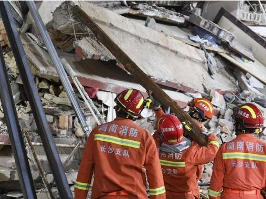 18 të bllokuar nga shembja e ndërtesës në Kinë, arrestohen ndërtuesit
