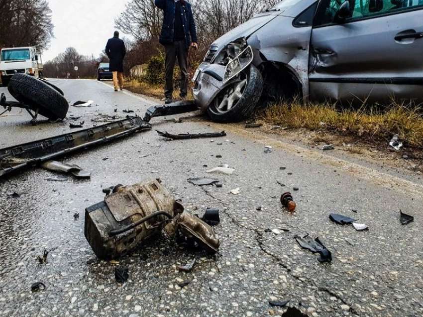 Përplasen dy vetura në autostradën “Ibrahim Rugova”, dyshohet për tre persona të lënduar 