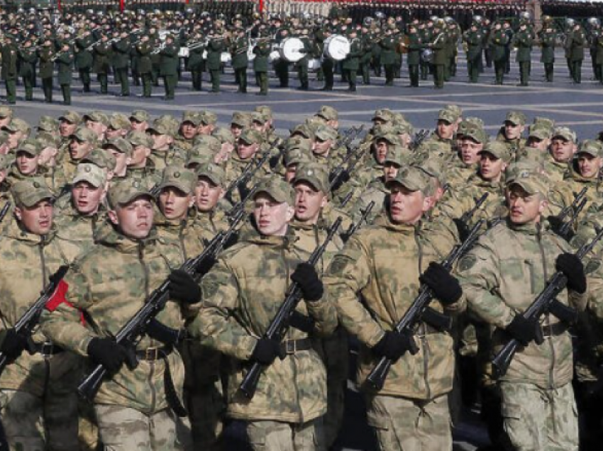 Rusët po planifikojnë të mbajnë një paradë ushtarake më 9 maj në Mariupol