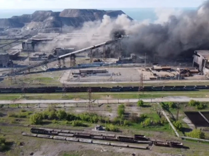 Civilët vazhdojnë të jenë të bllokuar në fabrikën e çelikut në Mariupol