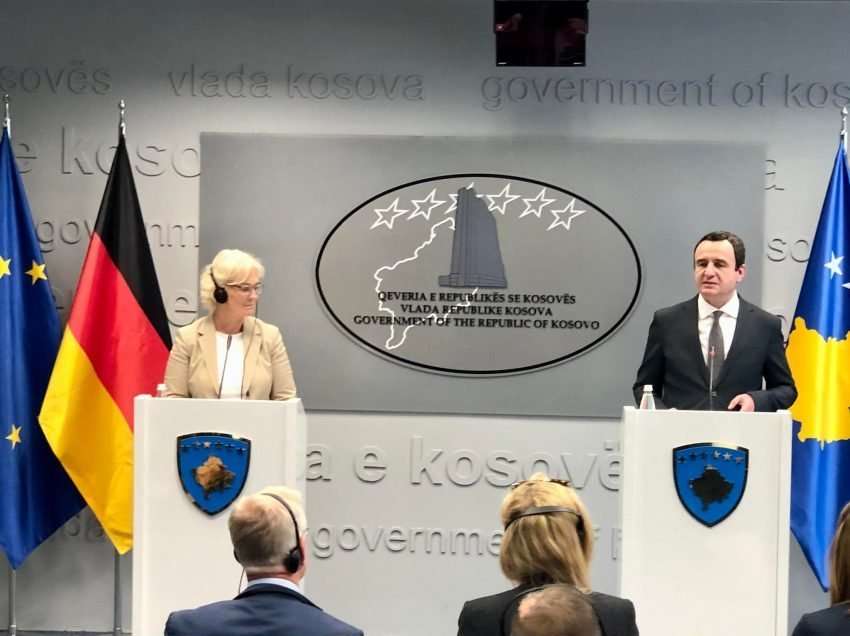 Kurti pas takimit me ministren gjermane të Mbrojtjes: S’mund të ecim para në dialog, pa u distancuar Vuçiqi nga Millosheviqi e Putini