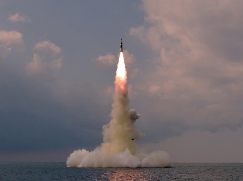Koreja e Veriut teston një raketë, tensionon rajonin