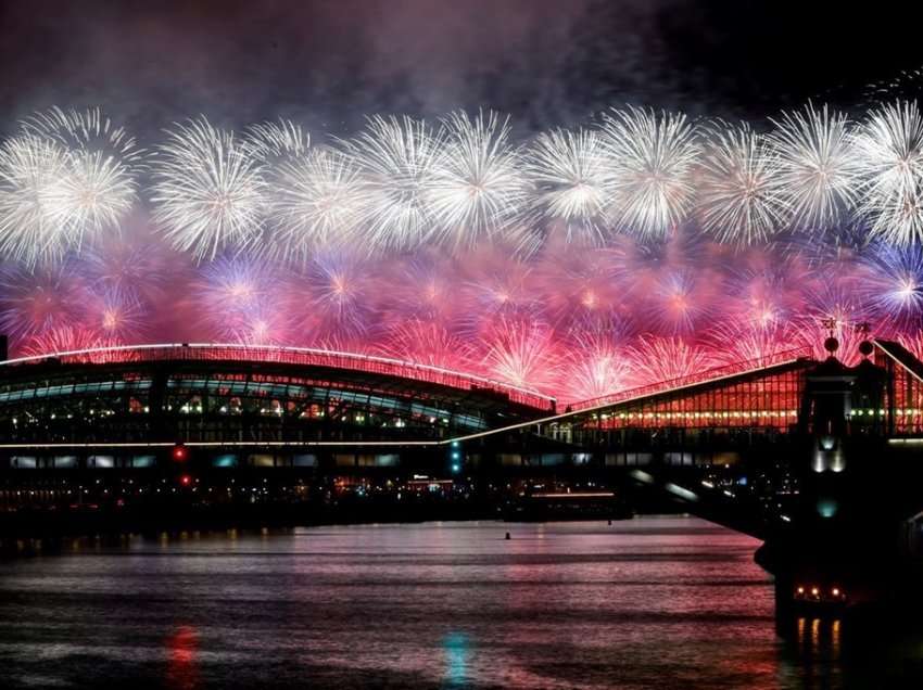 Fishekzjarret shënojnë përfundimi e “Ditës së Fitores” në Moskë