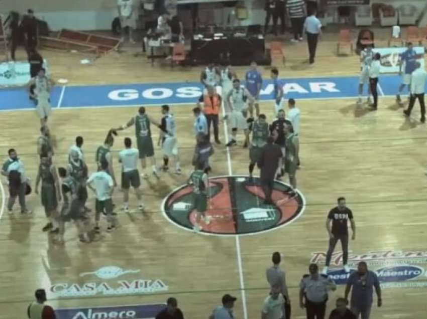 Përleshje fizike në ndeshjen e basketbollit në Gostivar, arrestohen disa persona