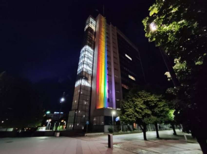 ​Ndërtesa e Qeverisë ndriçohet me ngjyrat e flamurit shumëngjyrësh