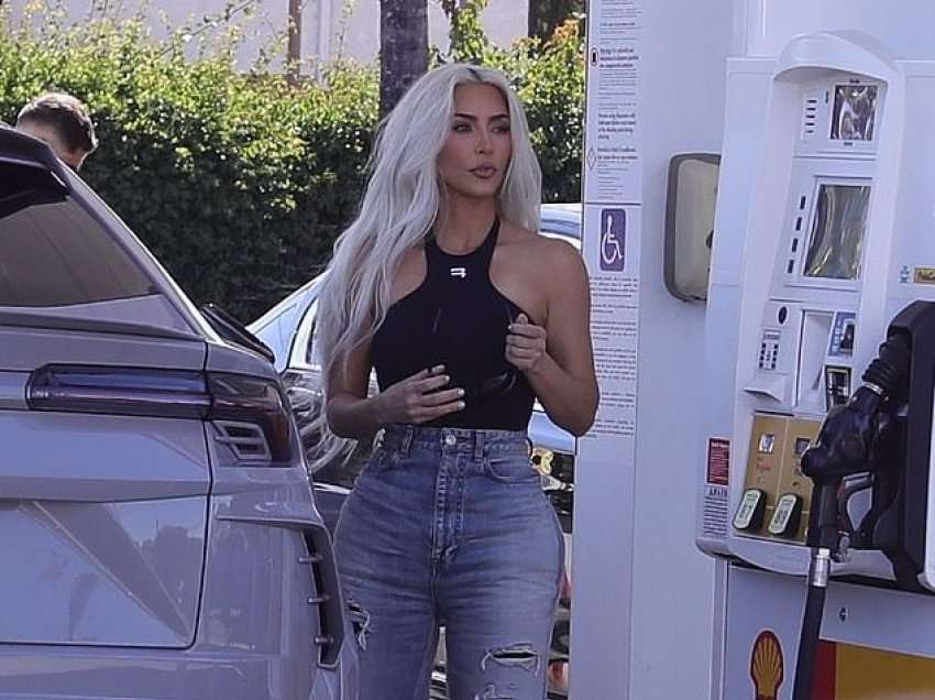 Kim Kardashian merr vëmendje me flokët e gjata bionde dhe veshjen e thjeshtë teksa shihet në Los Angeles