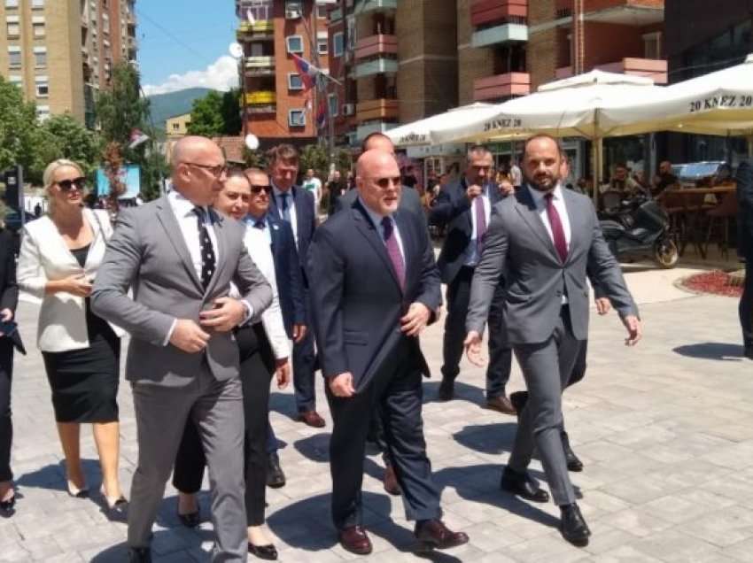 Ambasadori amerikan viziton Mitrovicën: SHBA e përkushtuar që ta shoh një vend demokratik e multietnik