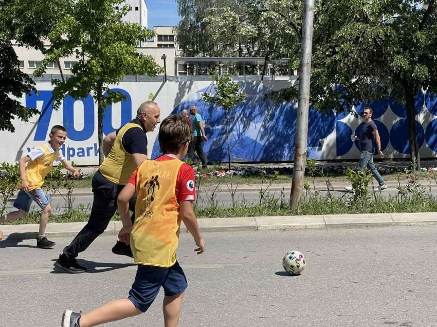 Agim Ademi iu bashkua fëmijëve të kryeqytetit në futbollin e rrugës 