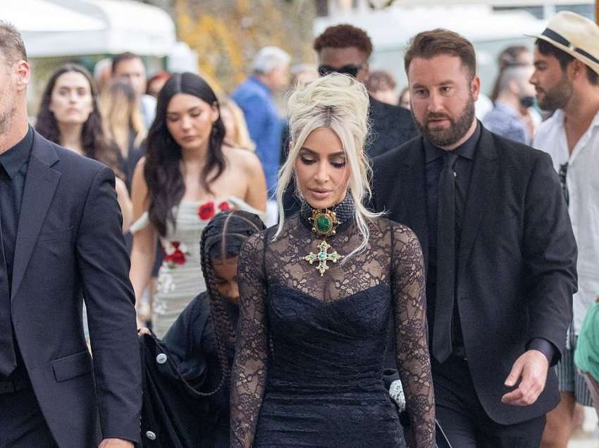 Kim Kardashian shkëlqen në dasmën e motrës së madhe, duket e emocionuar në përcjelljen e saj